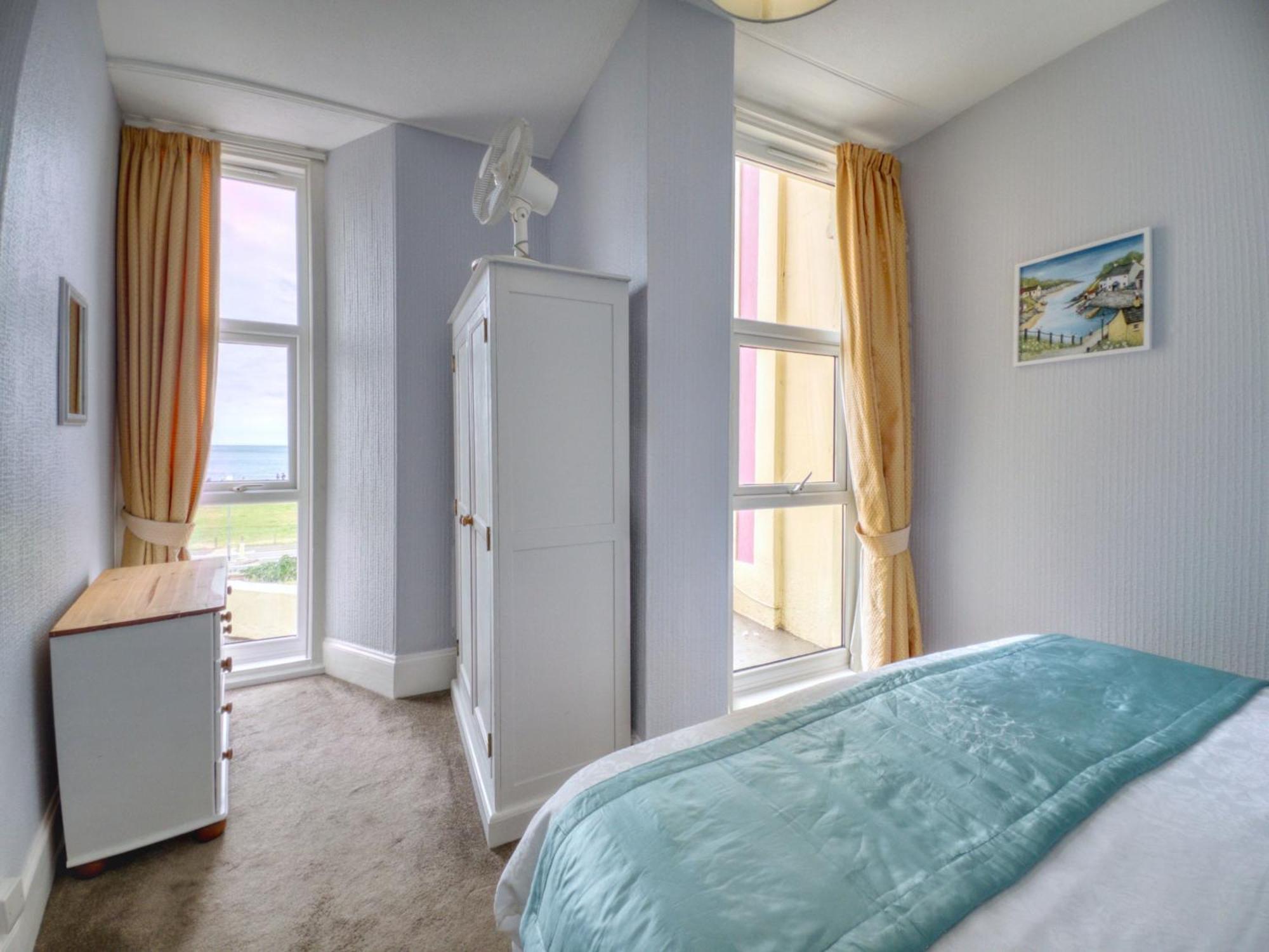 2 - 1 Bedroom Sea Front-sea Views-free Parking