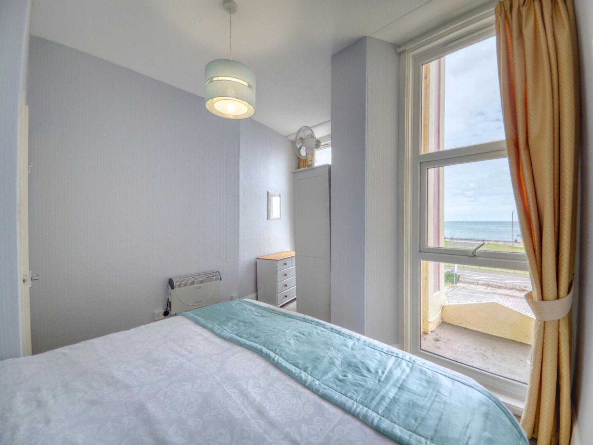 2 - 1 Bedroom Sea Front-sea Views-free Parking Holiday home *