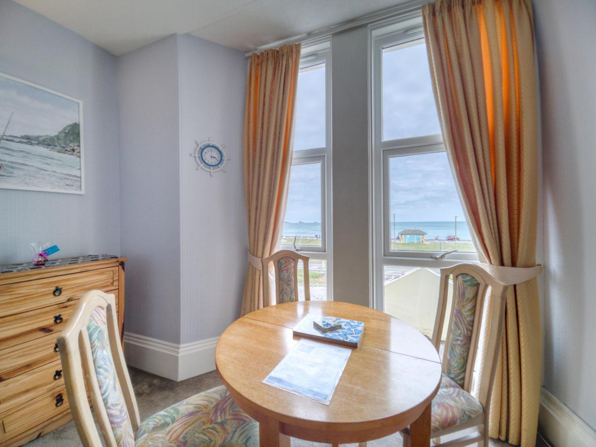 Holiday home 2 - 1 Bedroom Sea Front-sea Views-free Parking Paignton